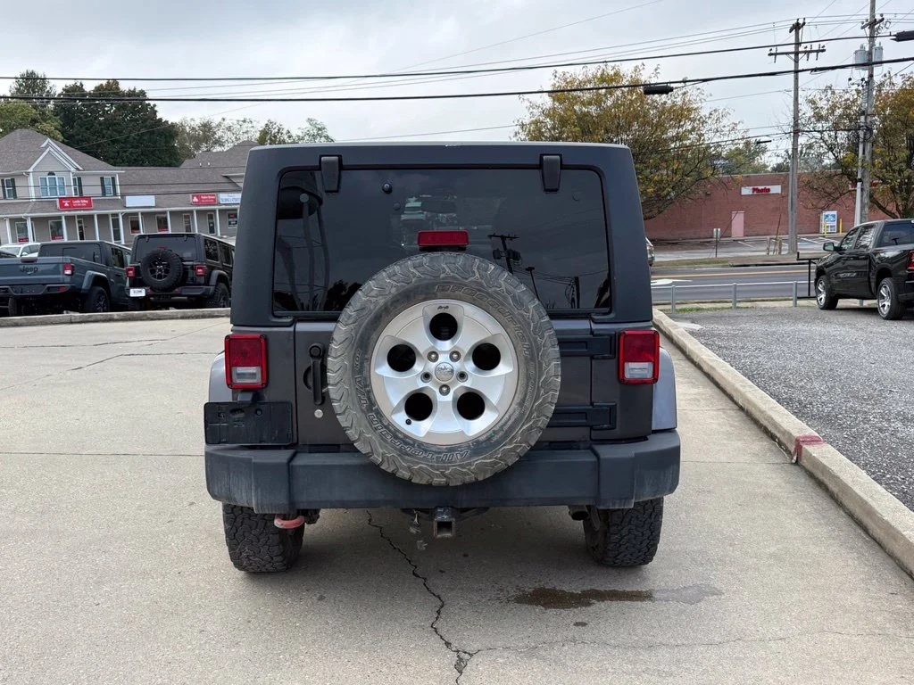 Used 2014 Gray Jeep Unlimited Sahara image 7
