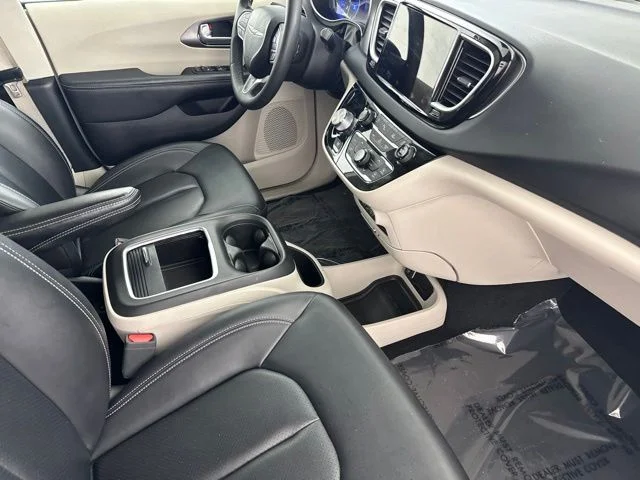 Used 2024 White Chrysler Touring L image 25