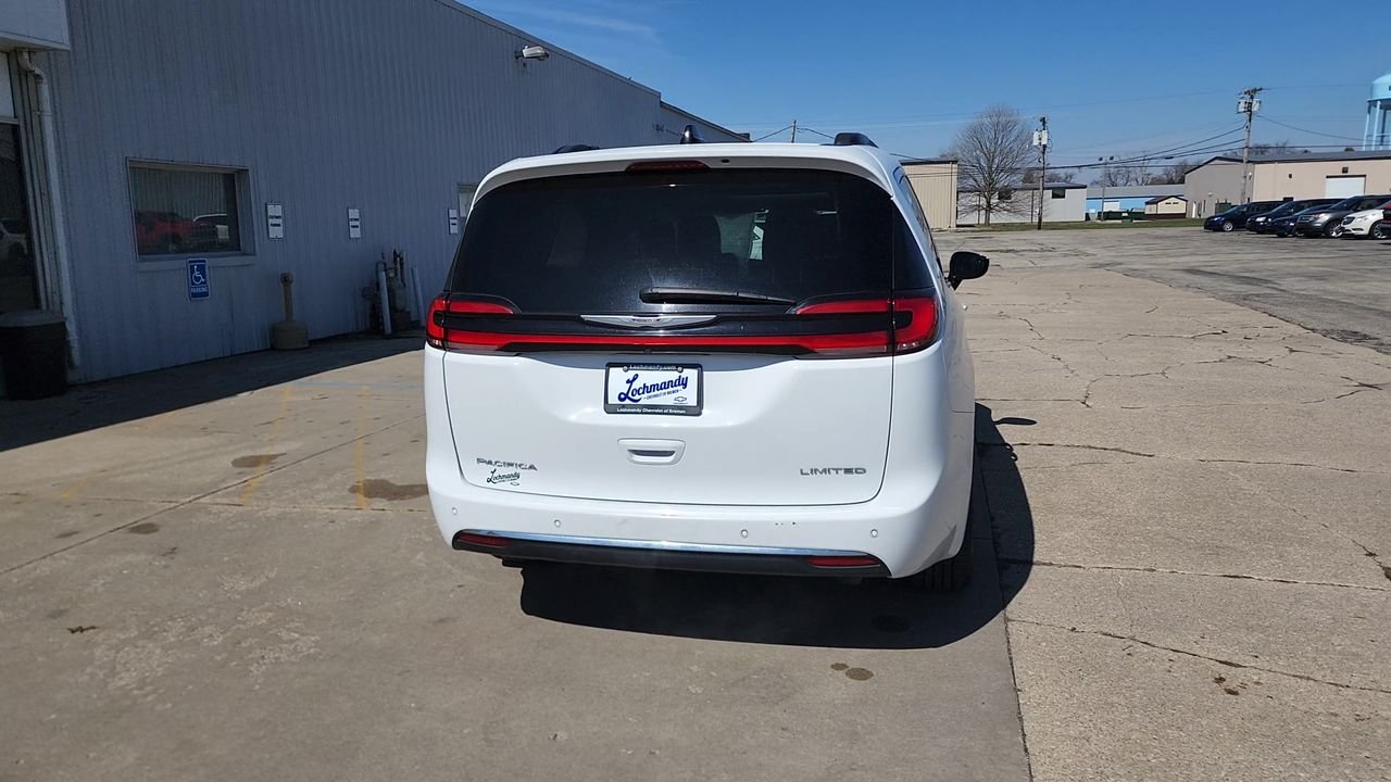 Used 2023  Chrysler Limited image 8