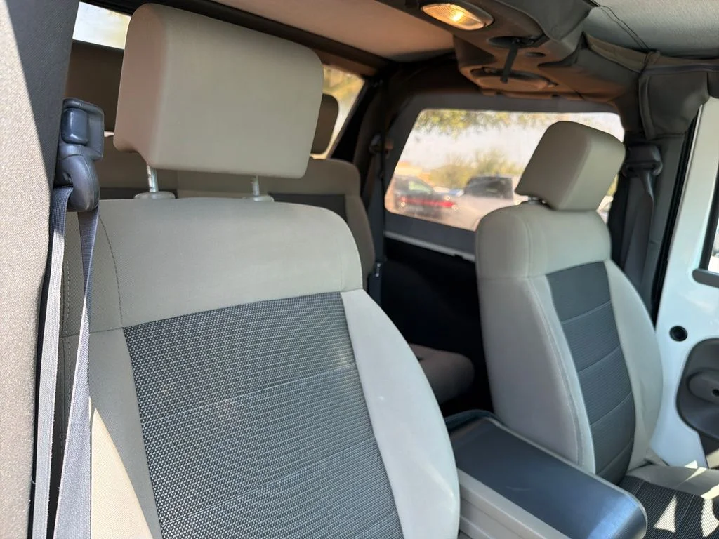 Used 2009 White Jeep X image 28