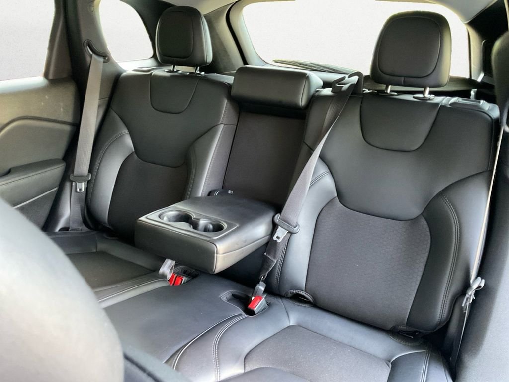 Used 2021 White Jeep Latitude Plus image 9