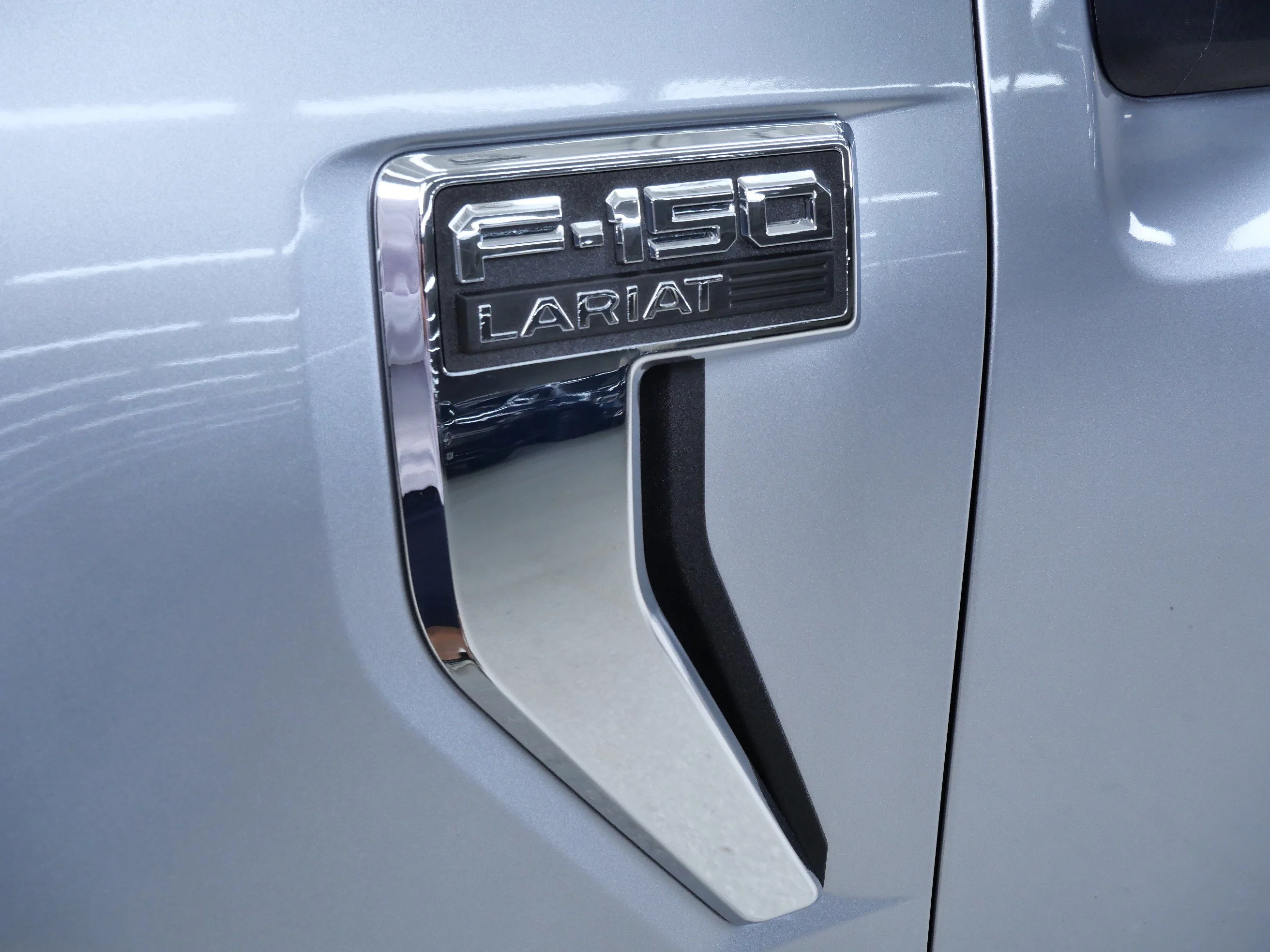 Used 2025 Iconic Silver Metallic Ford LARIAT 4WD SuperCrew 5.5