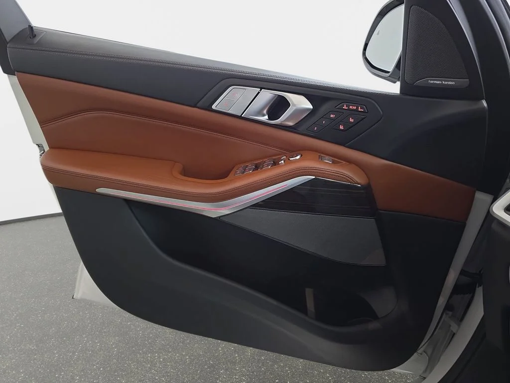 Used 2020 White BMW M50i image 28