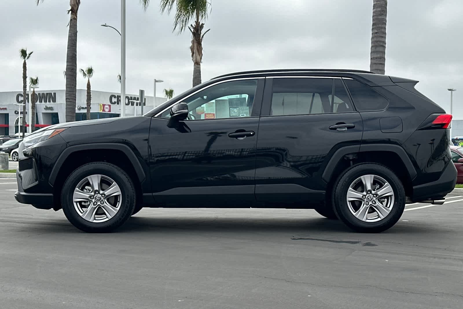 2025 Toyota RAV4 XLE - Photo 7