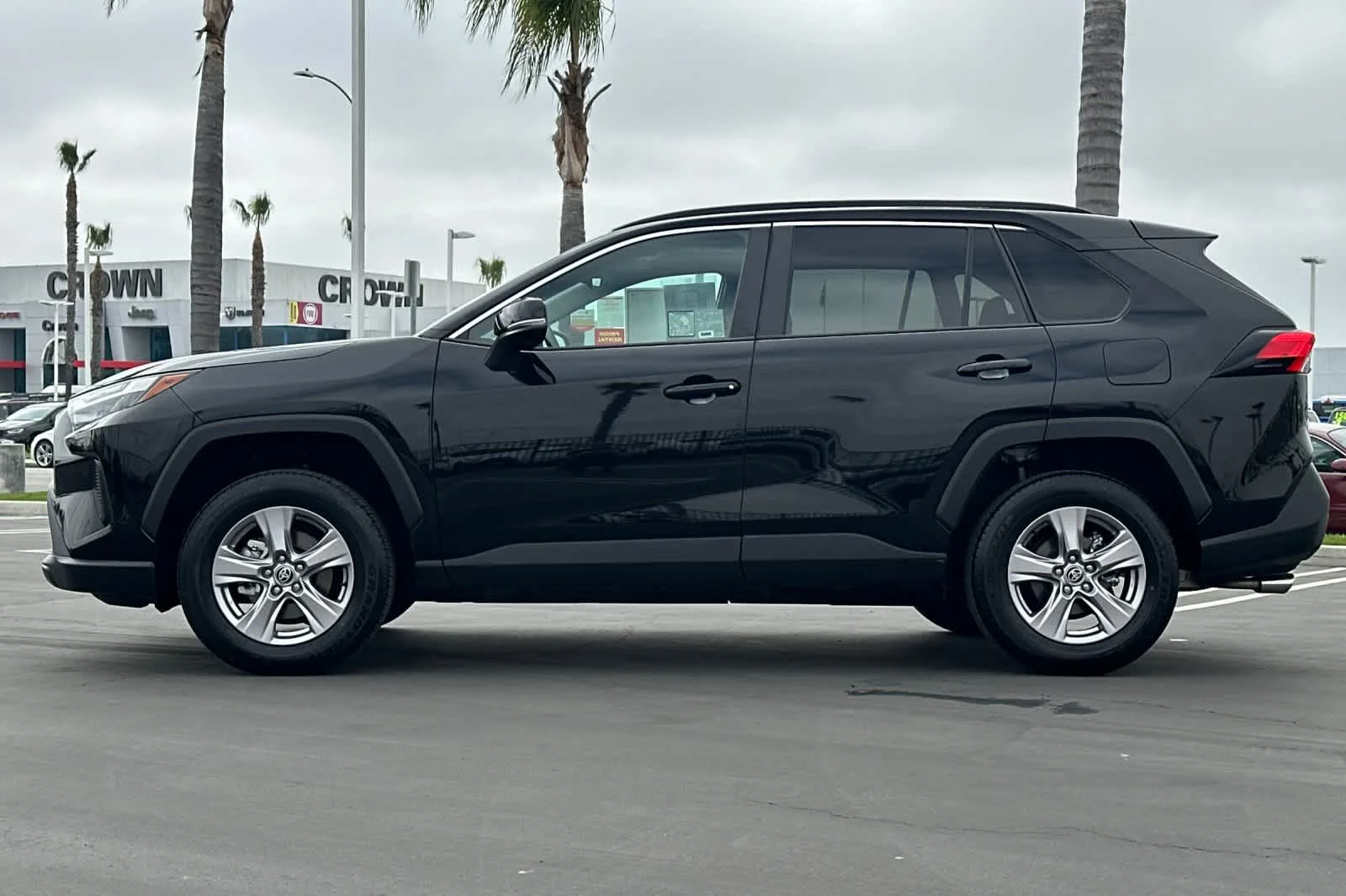 2025 Toyota RAV4 XLE - Photo 7
