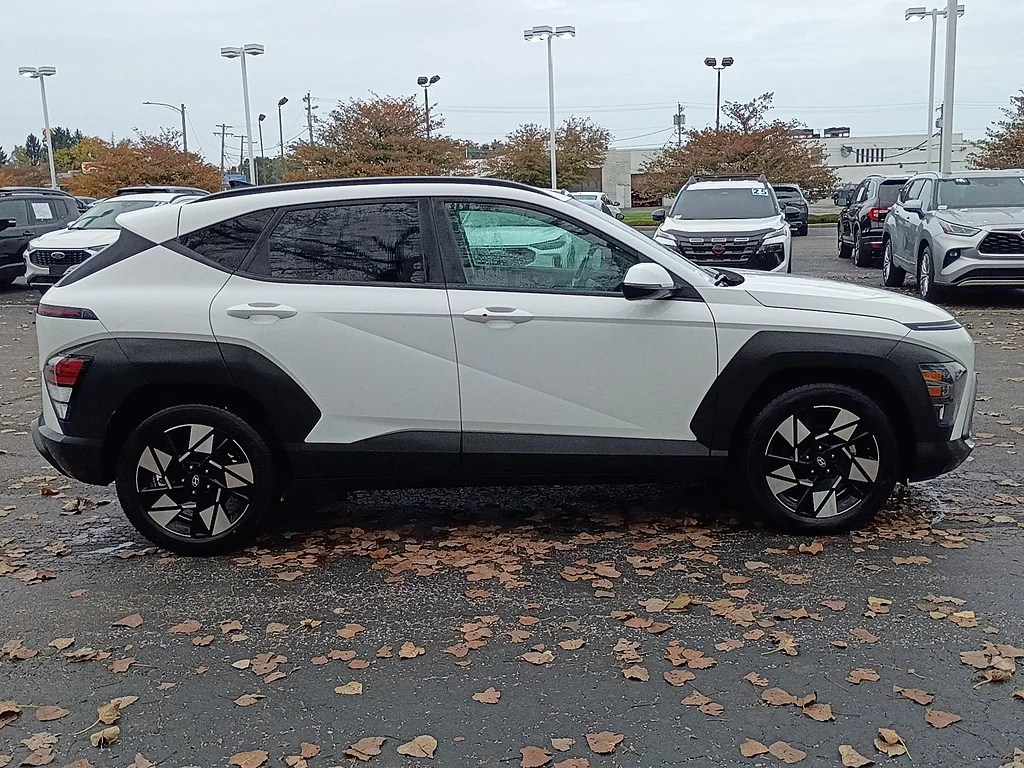 Used 2025 Atlas White Hyundai SEL image 2