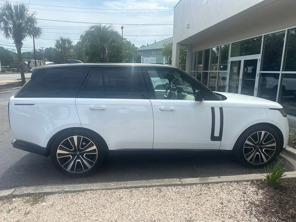 Used 2024 White Land Rover SE image 4
