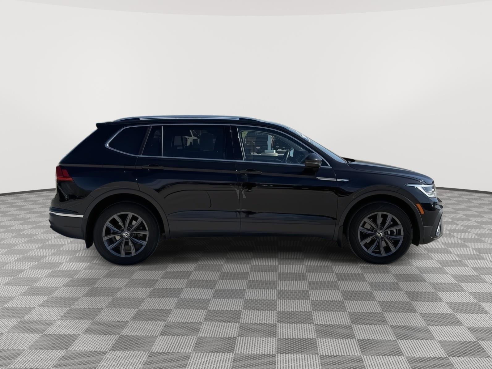 Used 2022 Deep Black Pearl Volkswagen SE image 10