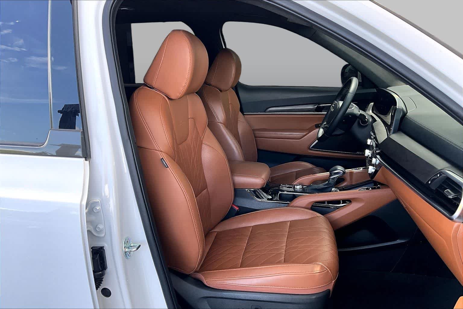 Used 2024 Glacial White Pearl Kia SX Prestige X-Line image 9