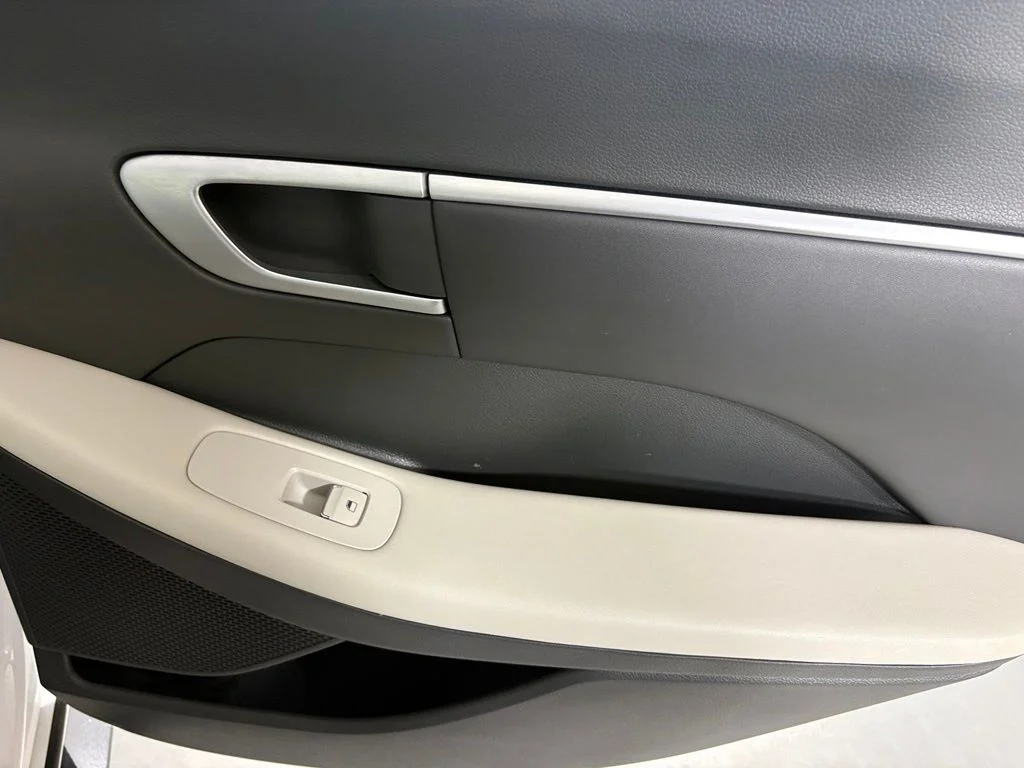 Used 2025 White Hyundai SEL image 15