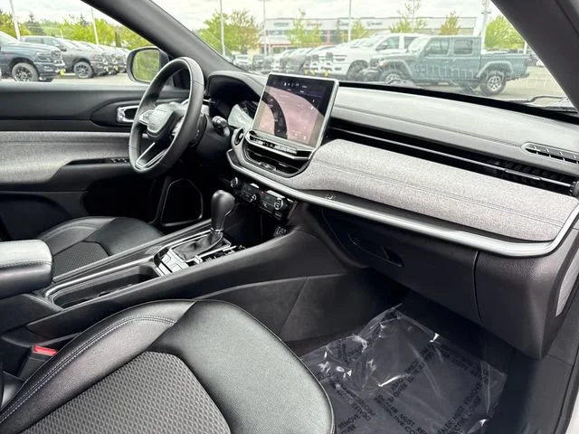 Used 2024 Silver Zynith Metallic Clearcoat Jeep Latitude image 27