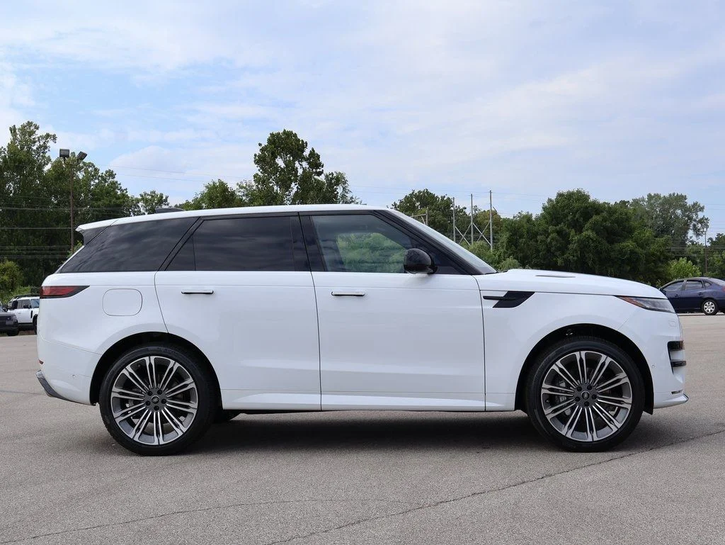 New 2025 Fuji White Land Rover Dynamic SE image 4