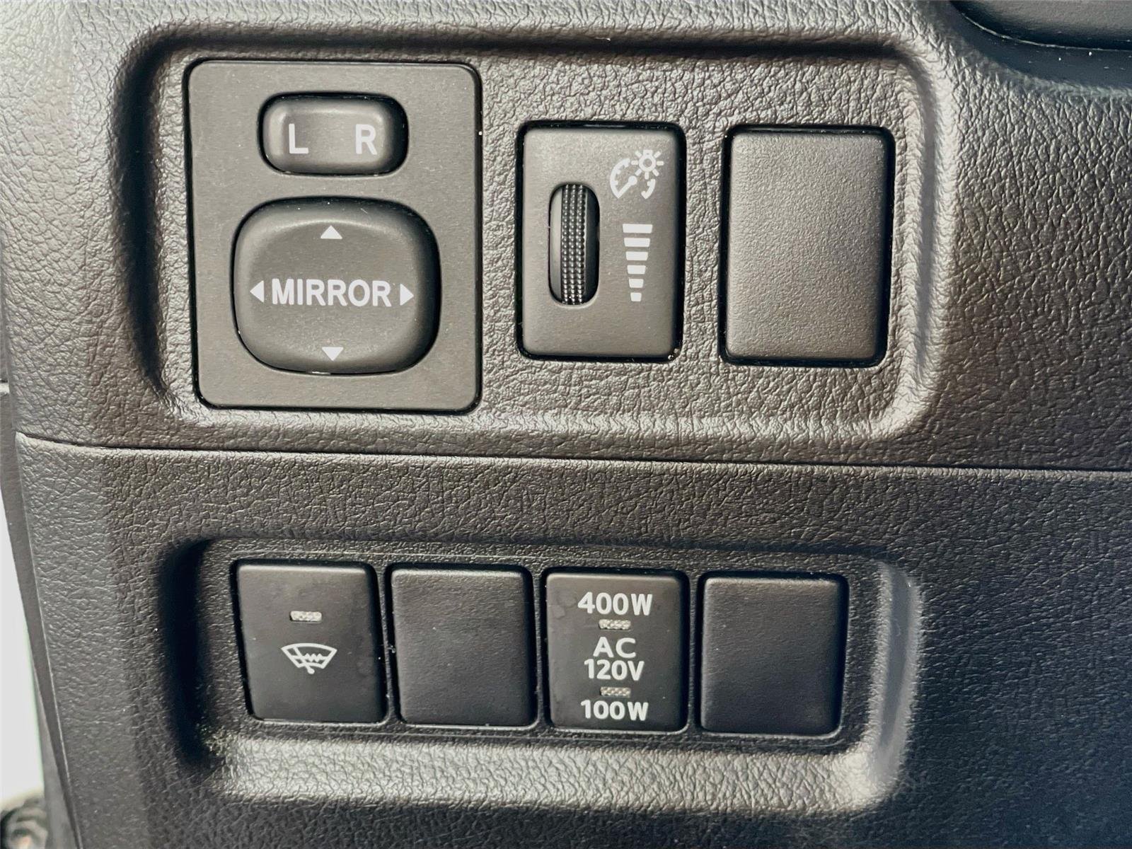 Used 2018 Super White Toyota SR5 image 13