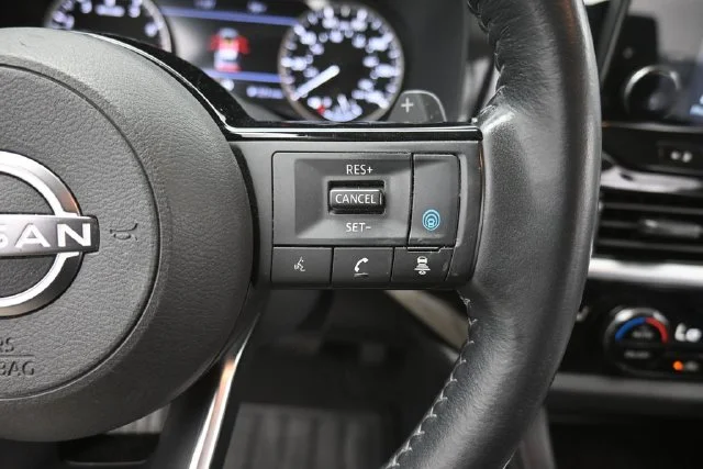 Used 2022 White Nissan SL image 22