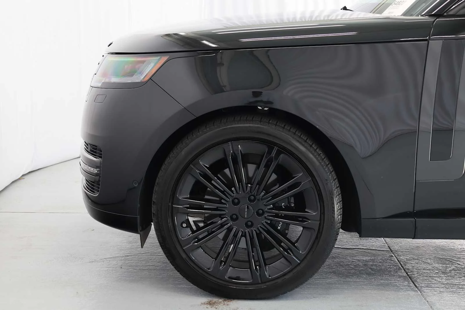 Used 2026 Santorini Black Metallic Land Rover SE image 5