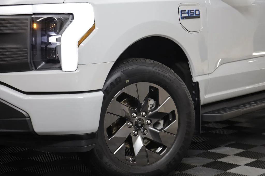 Used 2024 Avalanche Ford XLT image 3
