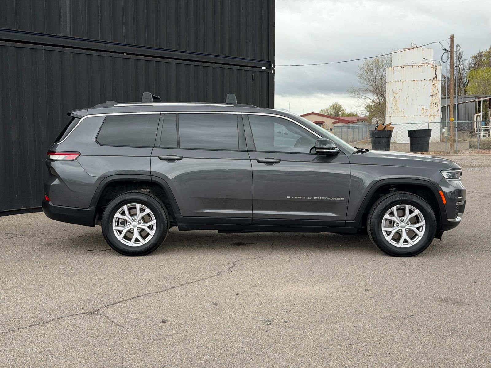 View vehicle photo 6