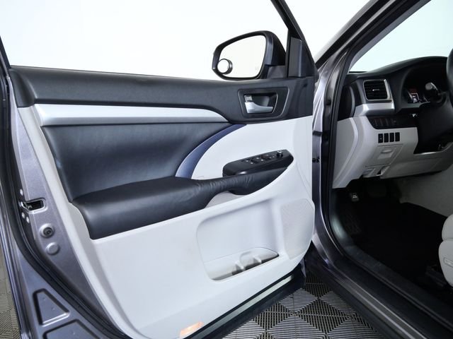 Used 2015 Gray Toyota XLE V6 image 14