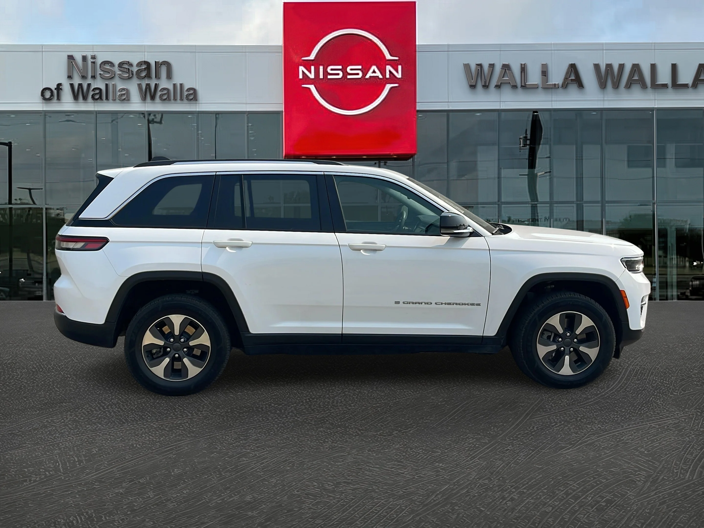 Used 2024 Bright White Clearcoat Jeep 4xe image 8