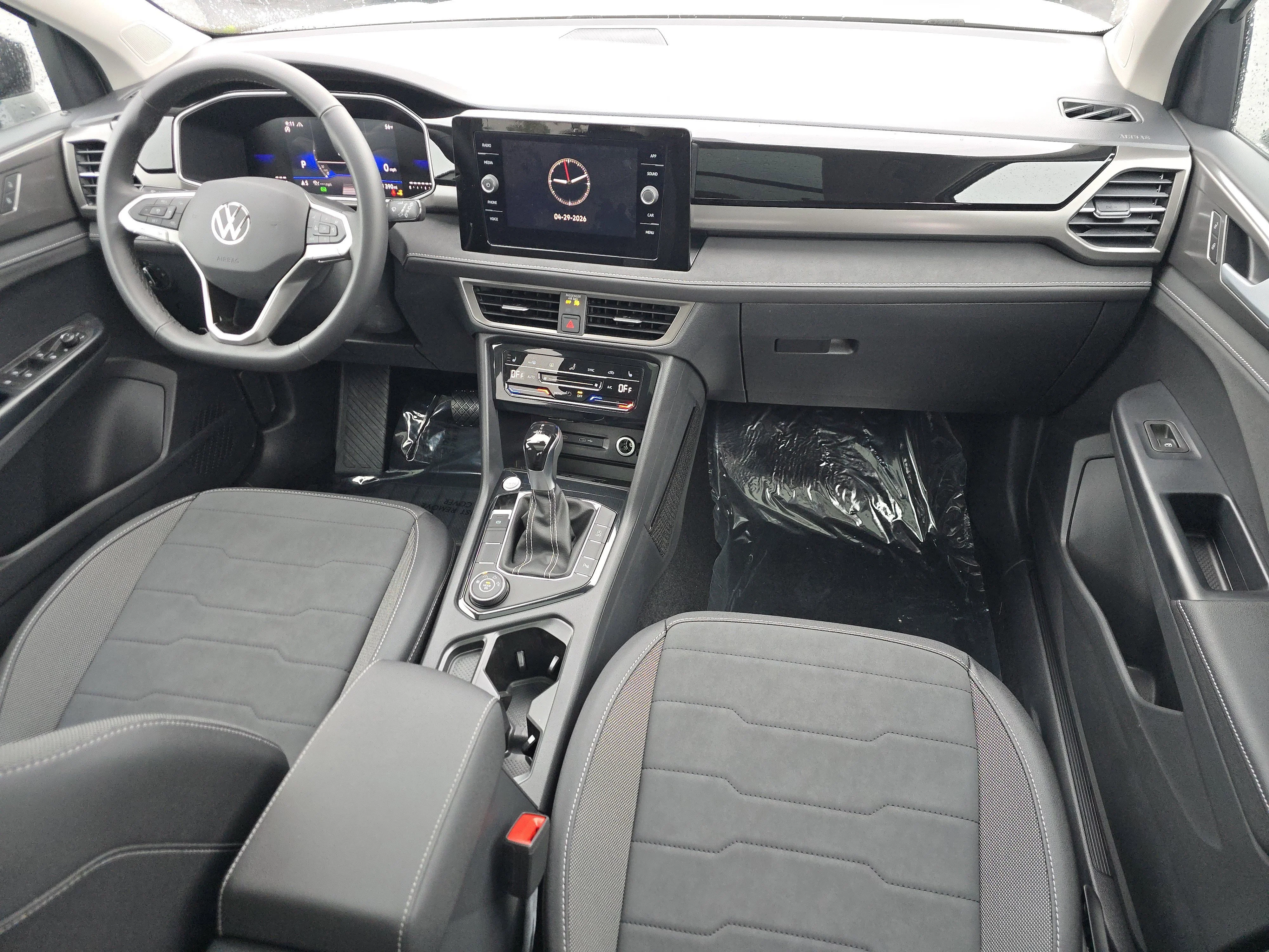 New 2026 Pure White w/Deep Black Roof Volkswagen SE Black image 18