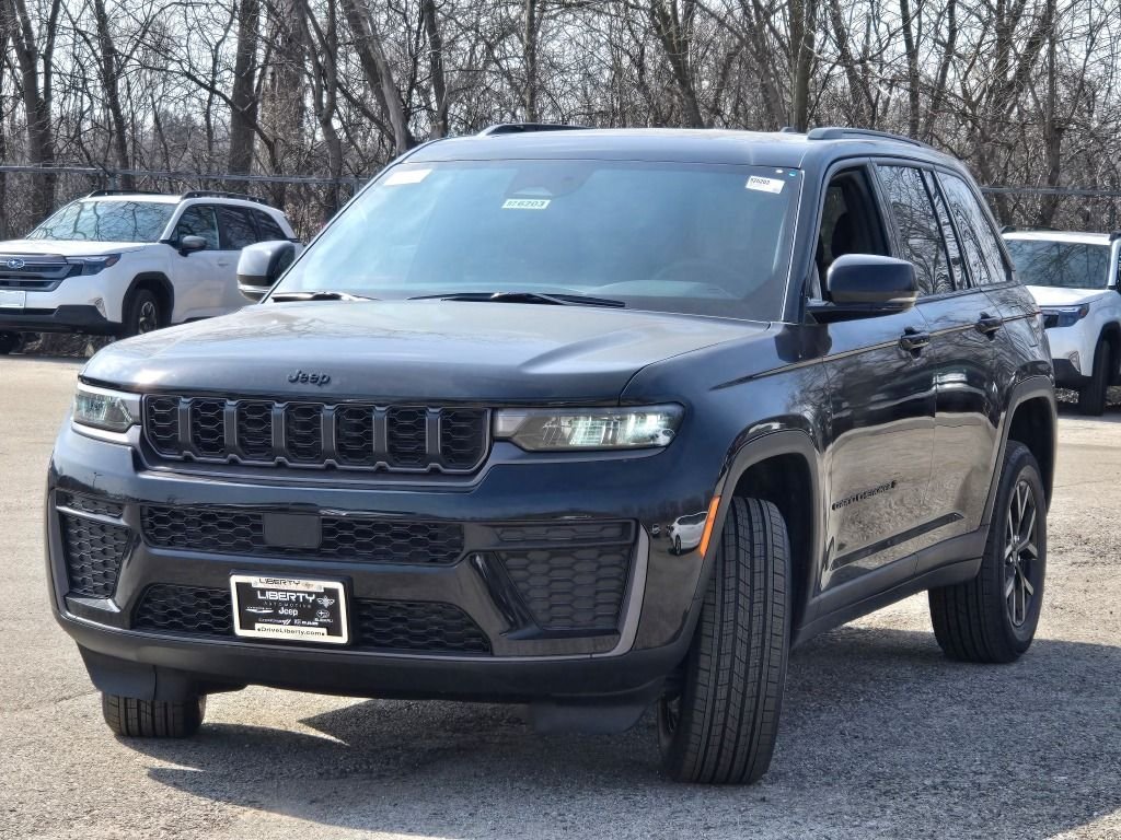 New 2026 Diamond Black Crystal Pearl-Coat Exterior Paint Jeep Altitude image 6