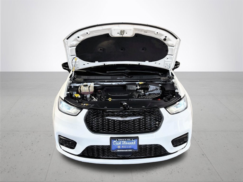 Used 2025 Bright White Clearcoat Chrysler Limited image 22