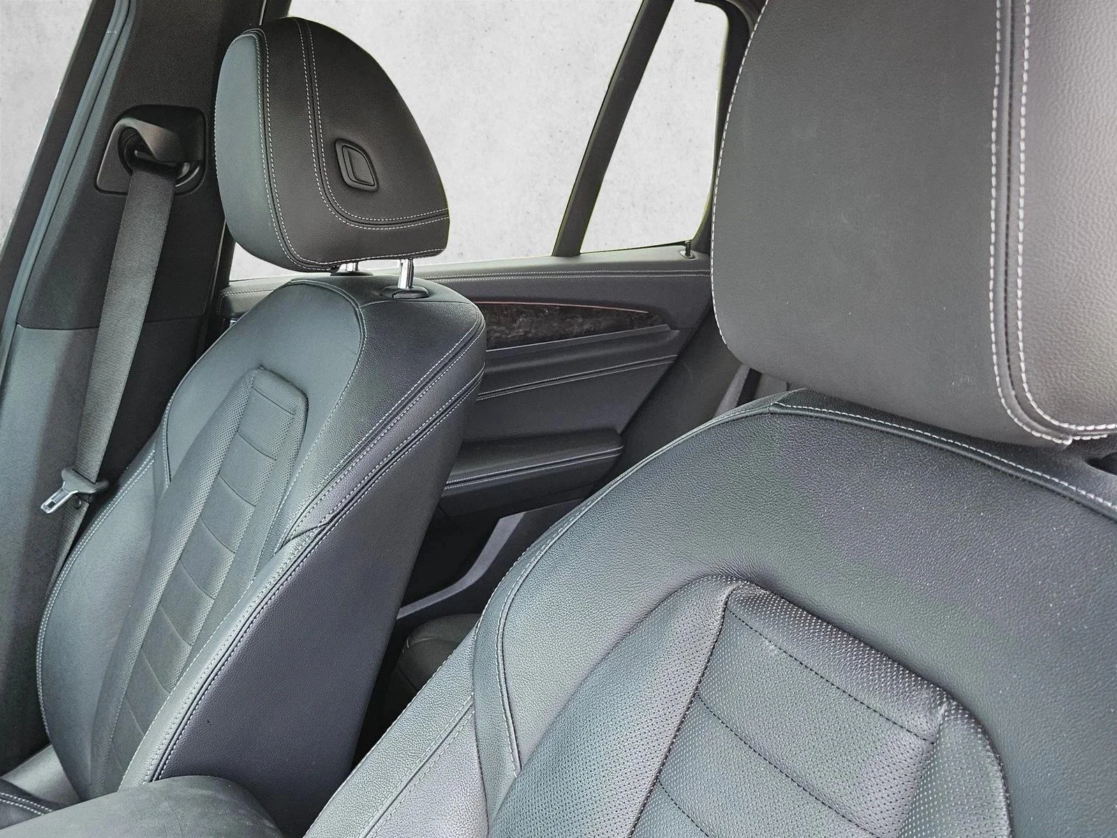 Used 2018 Black Sapphire Metallic BMW xDrive30i image 13