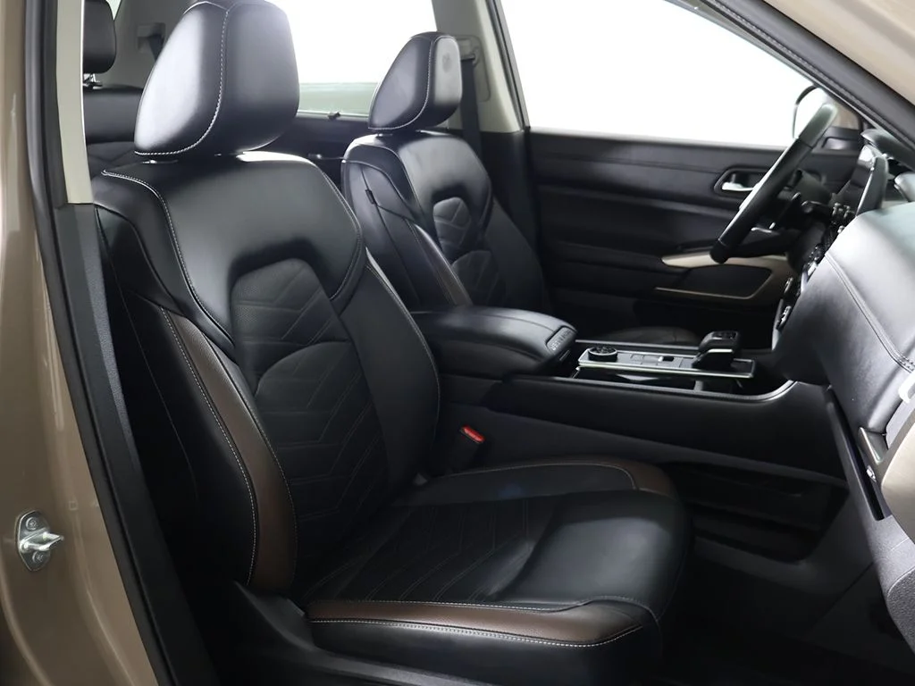 Used 2023 Beige Nissan Platinum image 38