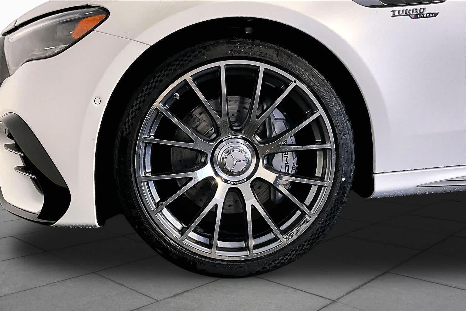 New 2026 MANUFAKTUR Moonlight White Magno Mercedes-Benz AMG® E 53 E image 17