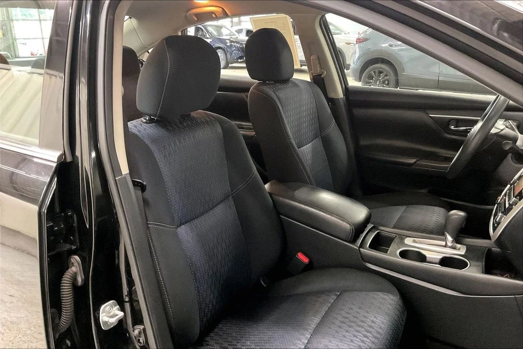 Used 2016 Black Nissan 2.5 S image 6