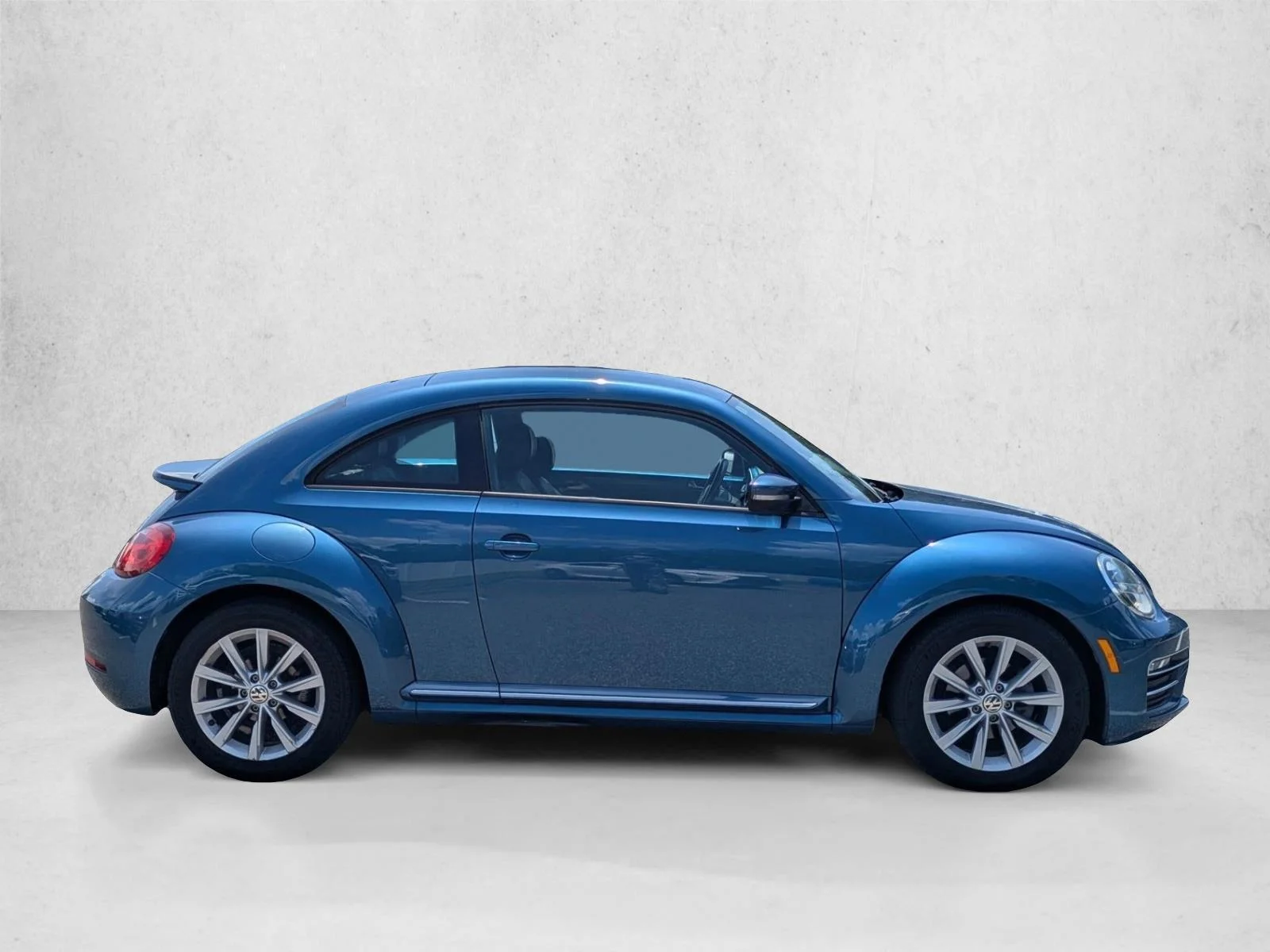 Used 2017 Silk Blue Metallic Volkswagen 1.8T SE image 4