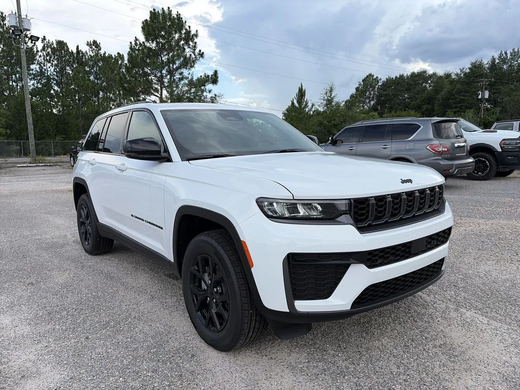 New 2026 Bright White Clear-Coat Exterior Paint Jeep Laredo Altitude image 8