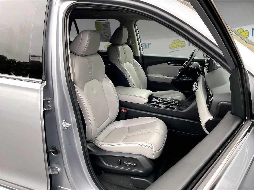 Used 2024 Lunar Silver Metallic Honda Touring image 11