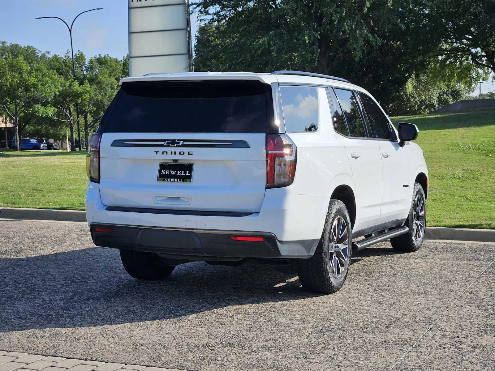 Used 2022 Summit White Chevrolet Z71 image 4