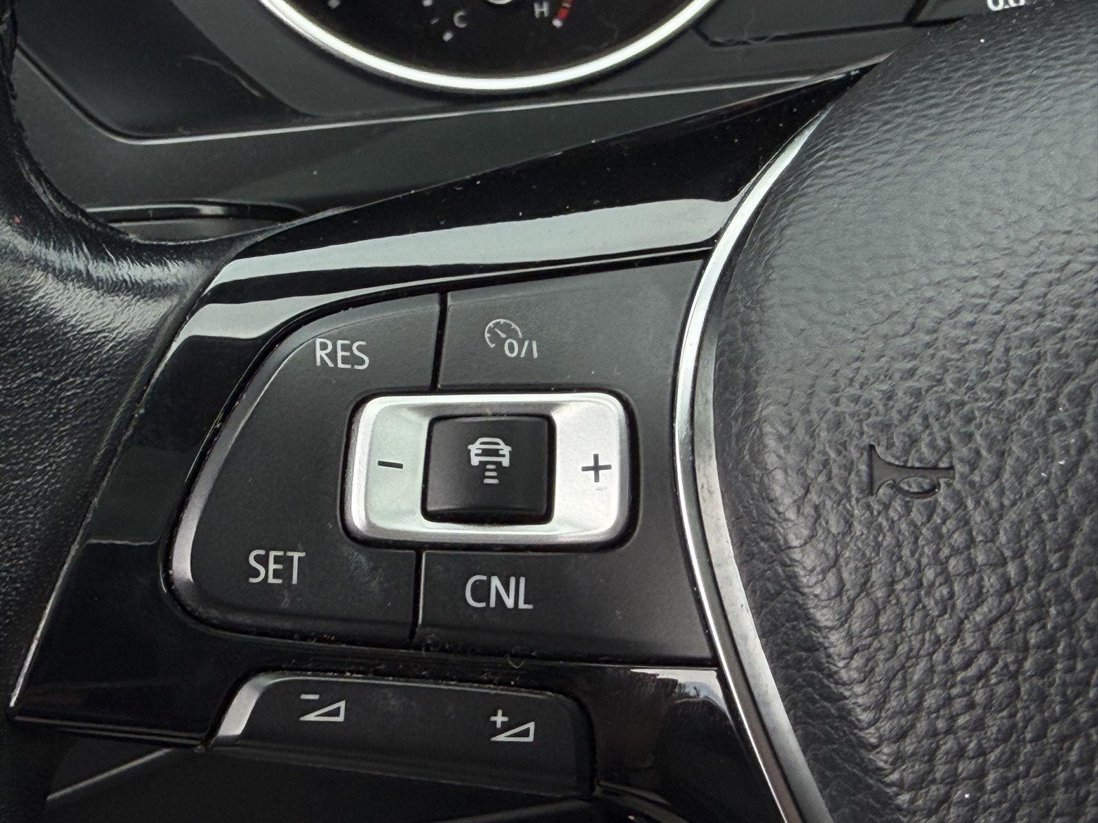 Used 2018 White Silver Metallic Volkswagen SEL image 10
