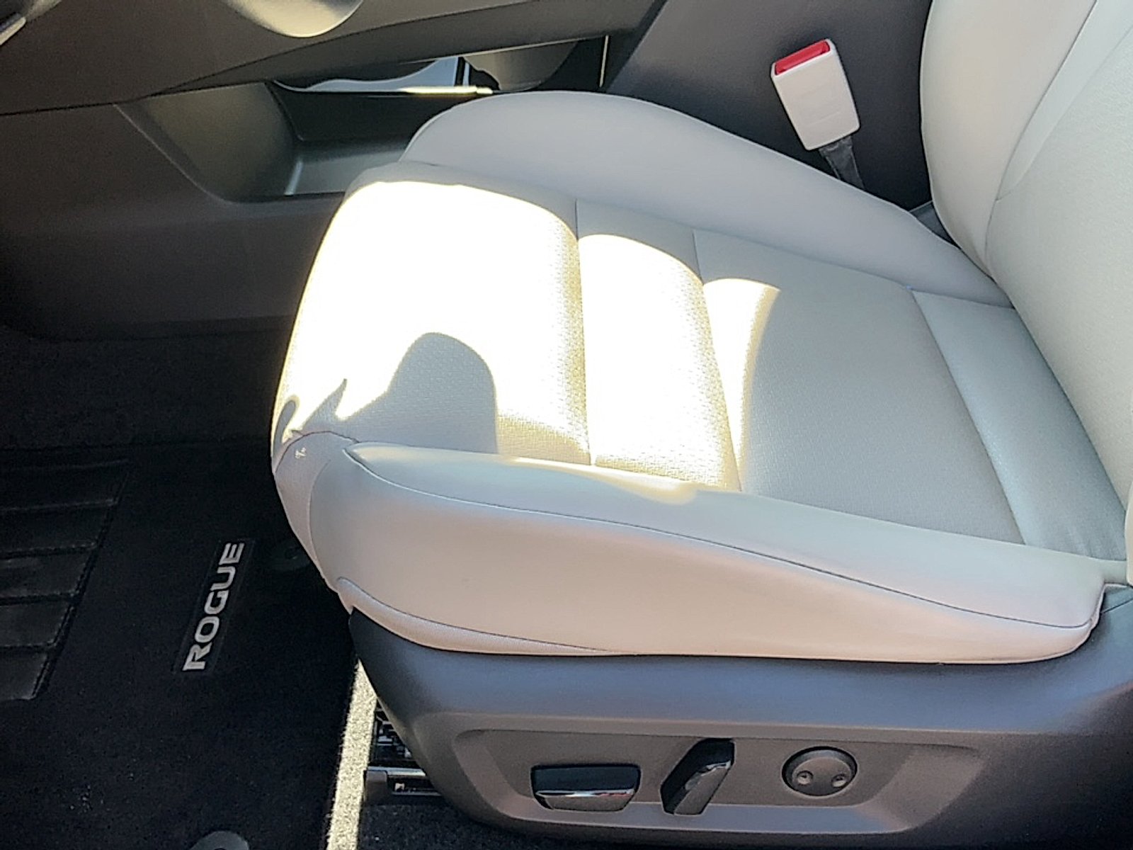 Used 2023 Pearl White Tricoat Nissan SV FWD image 16