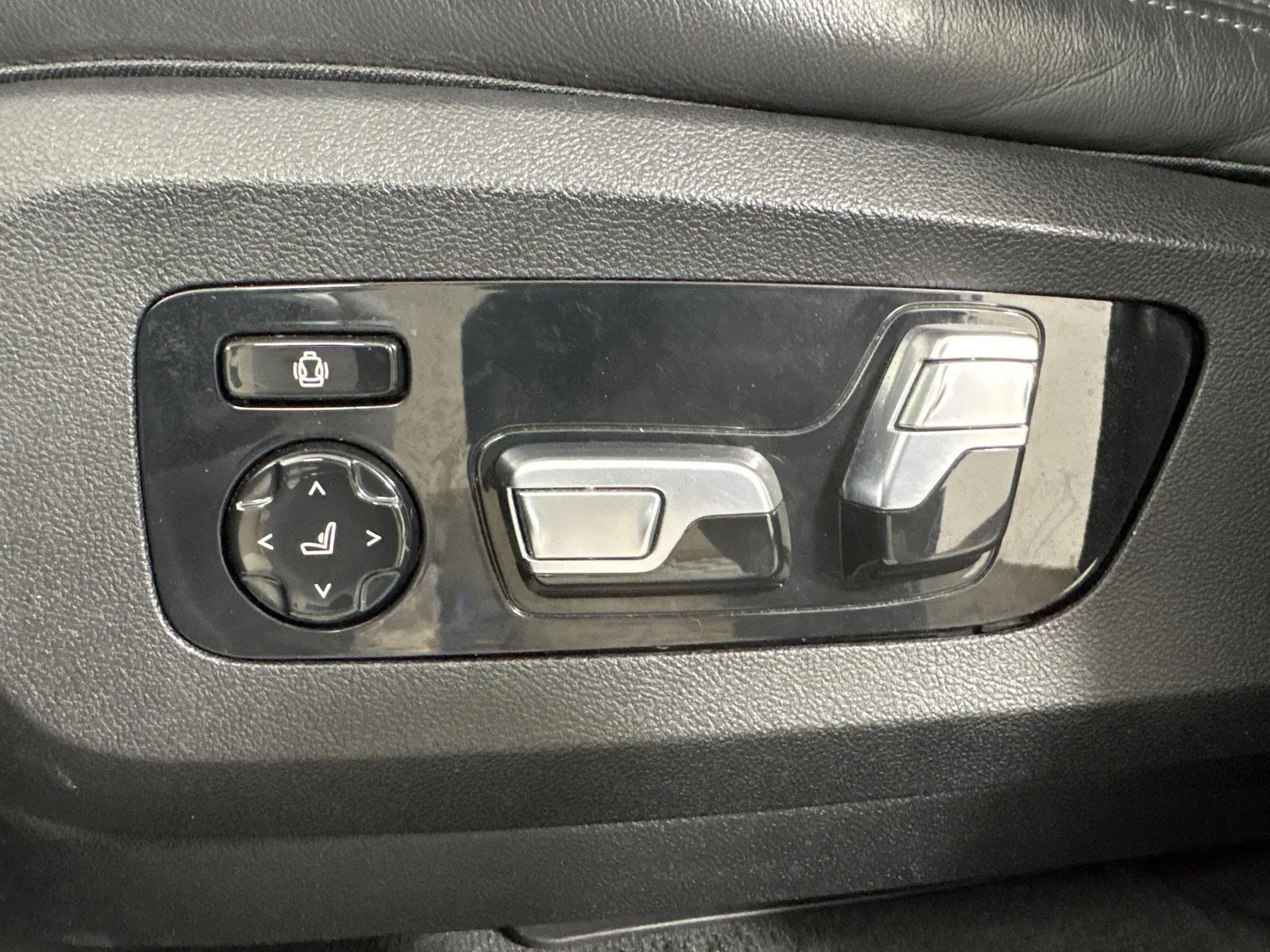 Used 2023 Carbon Black Metallic BMW xDrive40i image 16