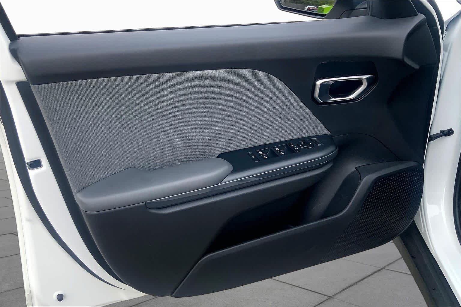 Used 2025 Snow White Pearl Kia EX image 20