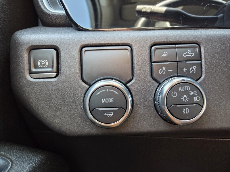 Used 2023 Onyx Black GMC 2WD CREW CAB 147" SLT image 17