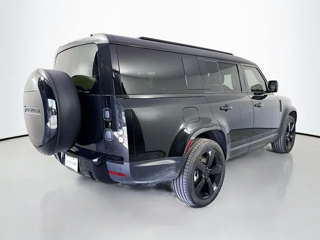 New 2026 Santorini Black Metallic Land Rover S image 5