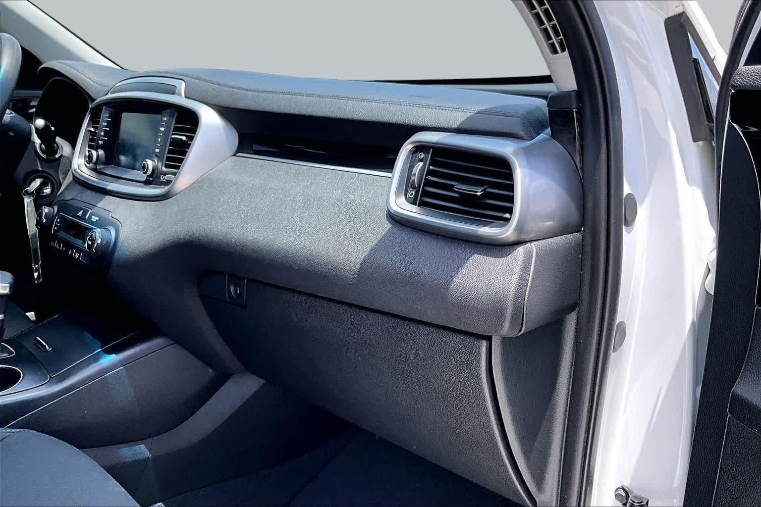 Used 2019 Snow White Pearl Kia LX V6 image 16