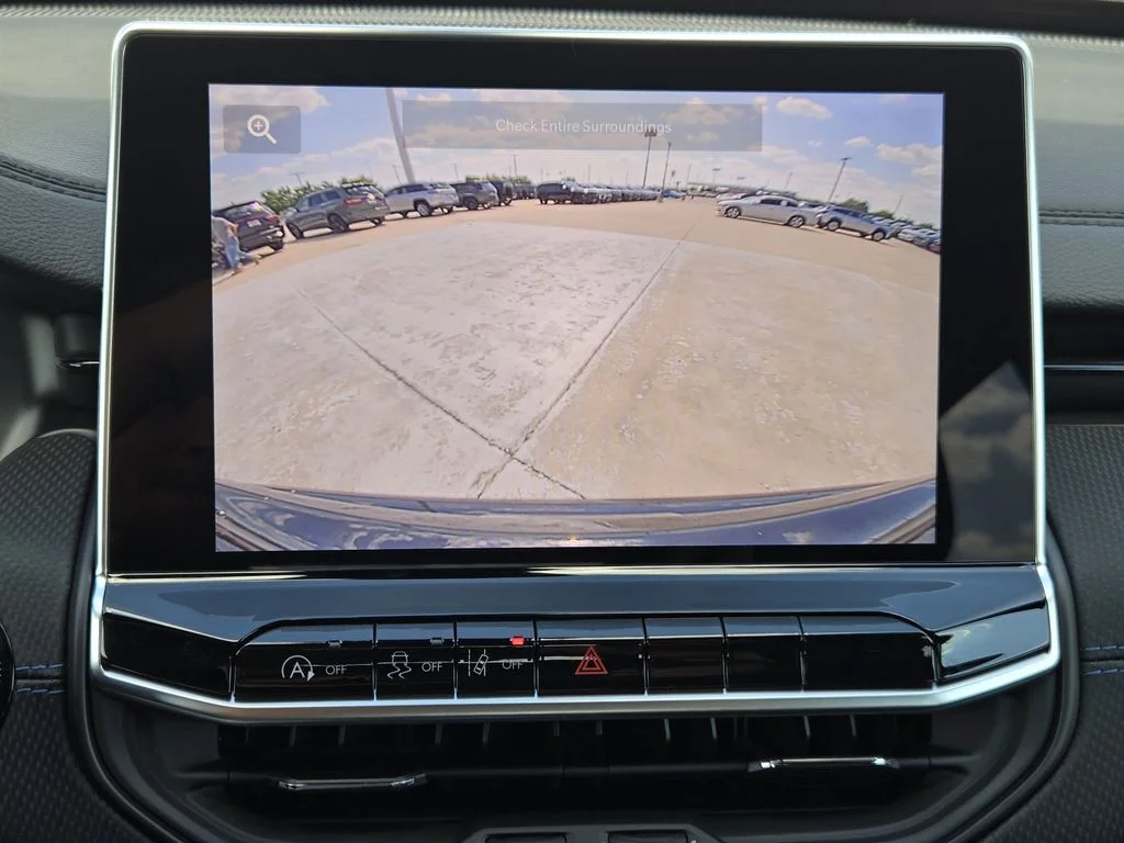 New 2026 Diamond Black Crystal Pearlcoat Jeep Latitude Altitude image 15
