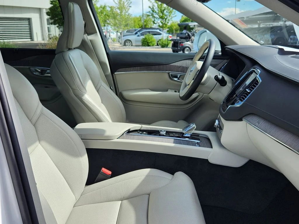 Used 2023 White Volvo Ultimate image 17