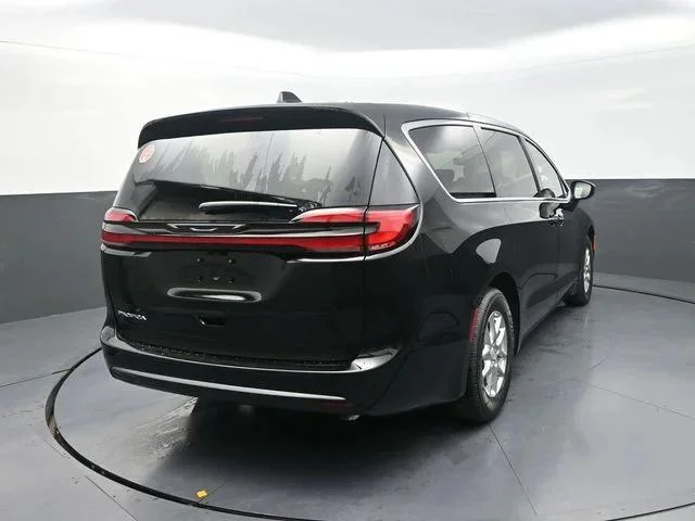 New 2027 Diamond Black Crystal Pearl-Coat Exterior Paint Chrysler Select image 9