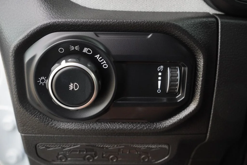Used 2025 White Jeep Sport S image 15