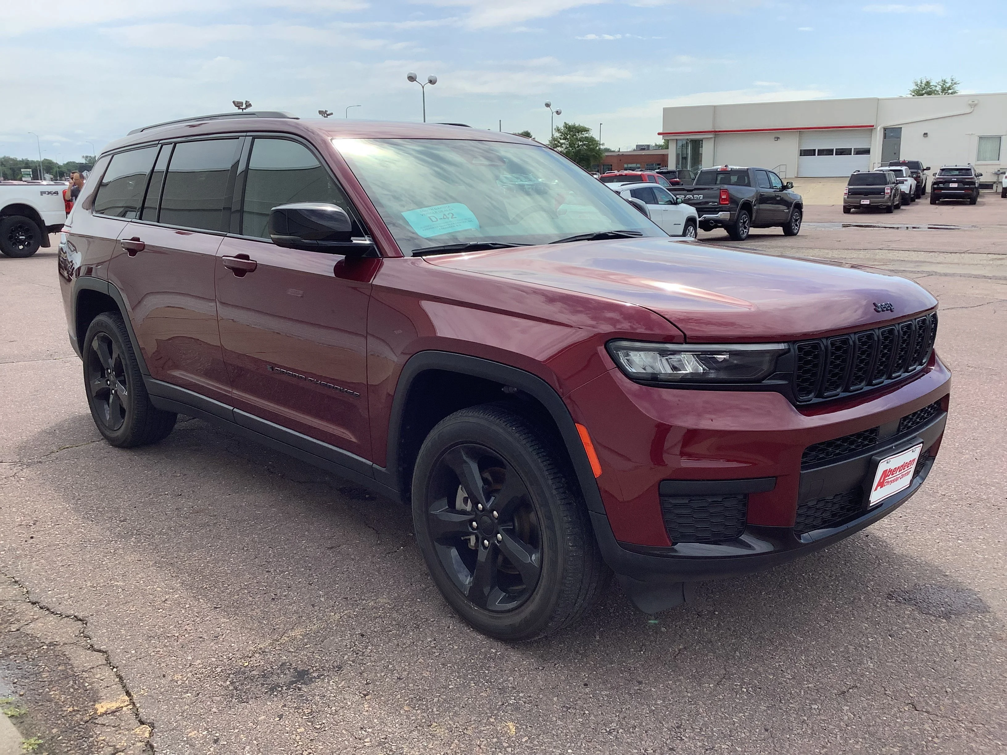 Used 2023 Red Jeep Altitude image 3
