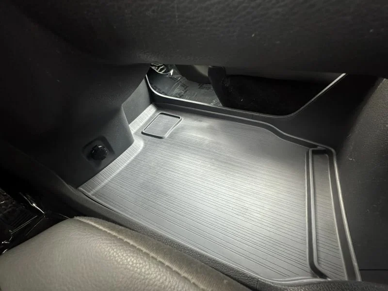 Used 2023  Toyota XLE Minivan 4D image 23