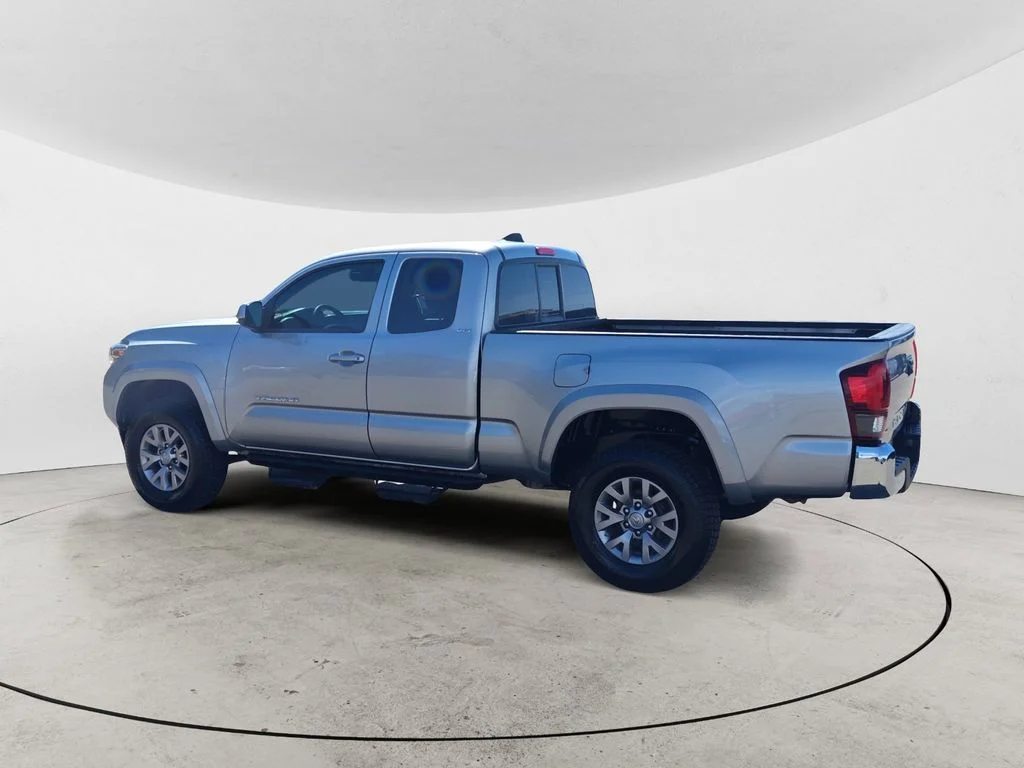 Used 2018 Silver Toyota SR5 image 3