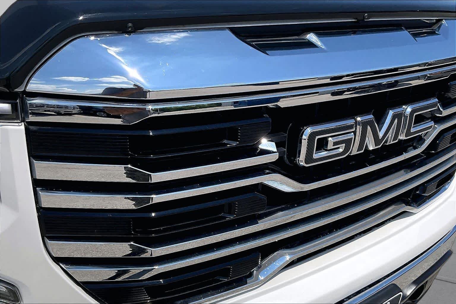 Used 2024 White Frost Tricoat GMC SLT image 29