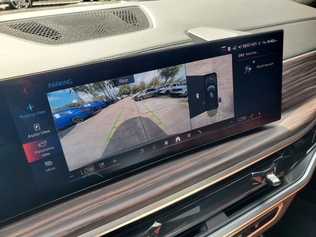 Used 2025 Green BMW M60i image 29